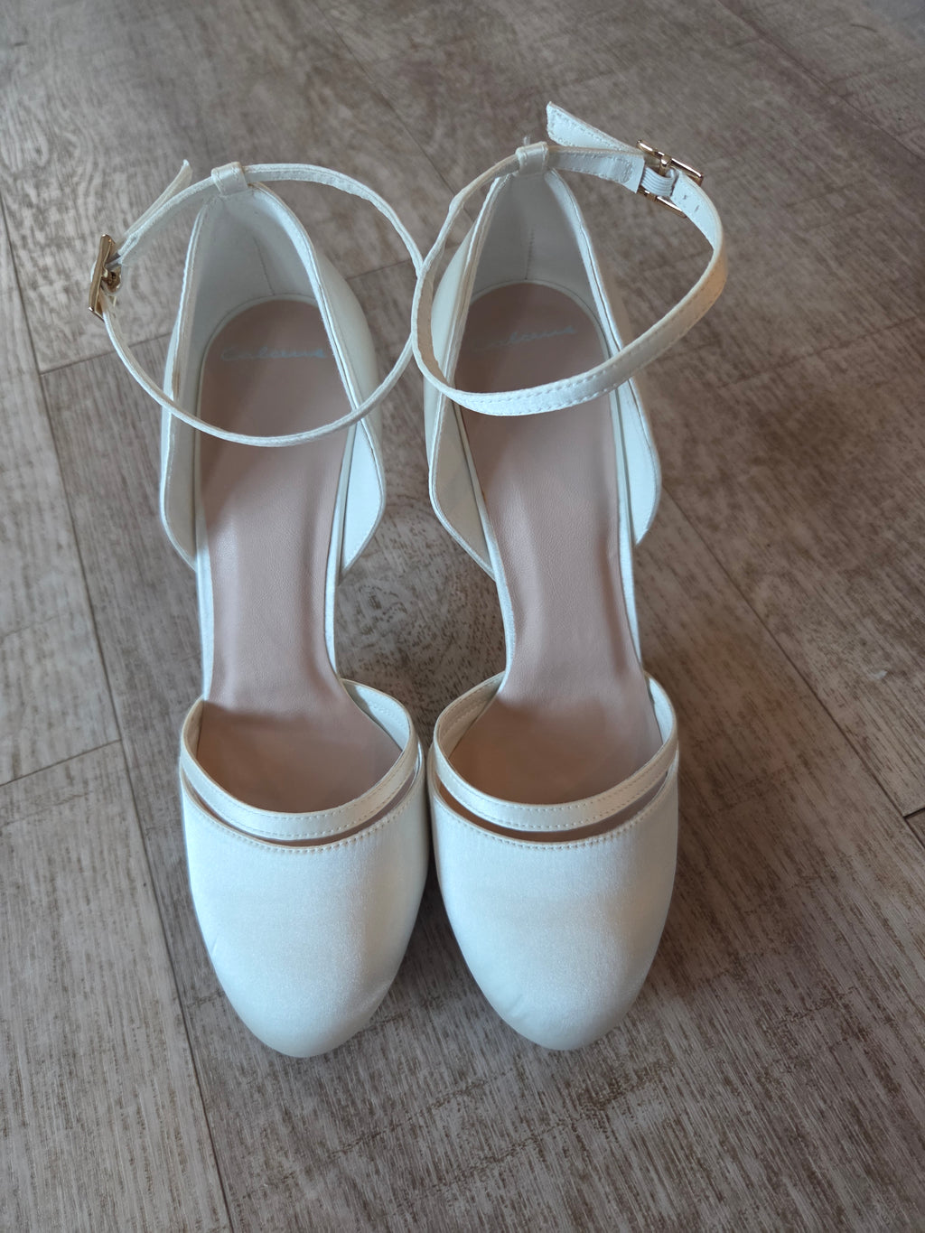 Sandalett med rem detalj och strass spänne