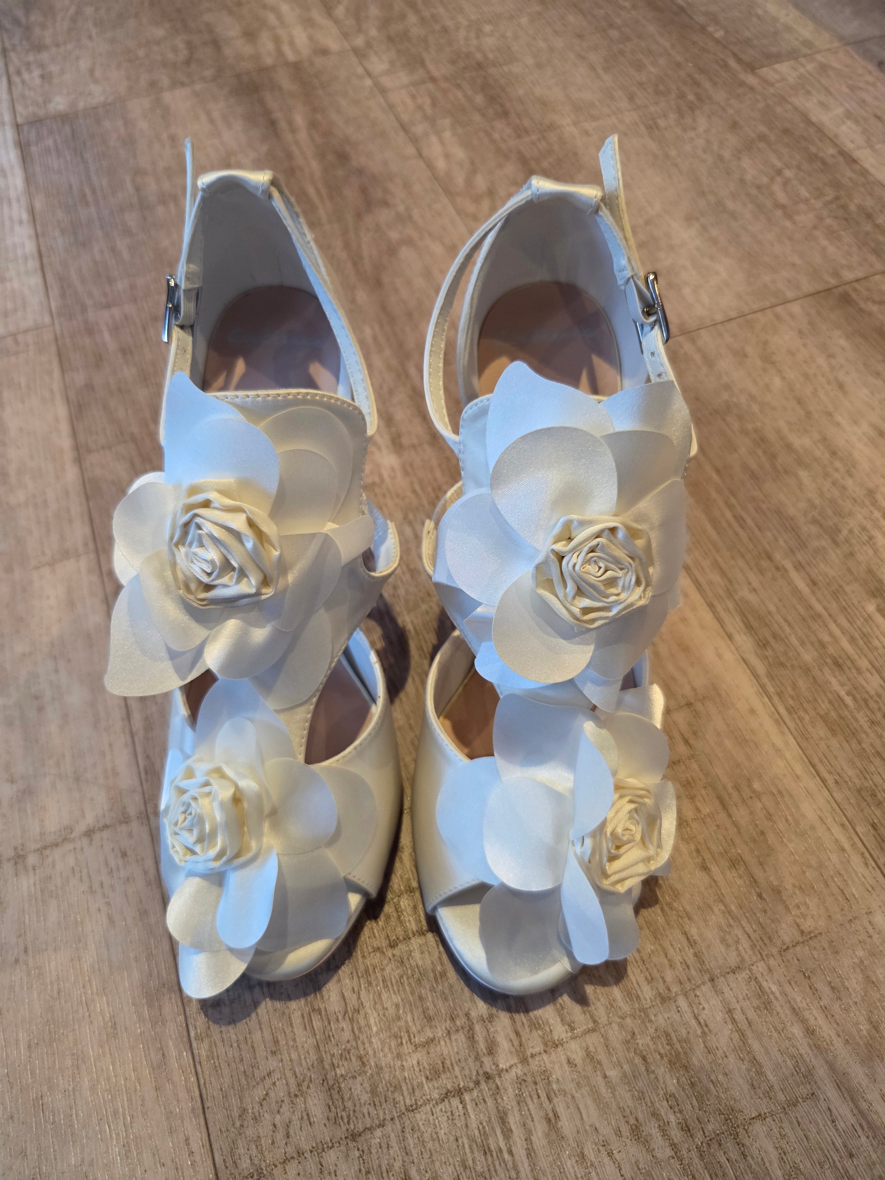 Satinskor med dekorblommor och platå