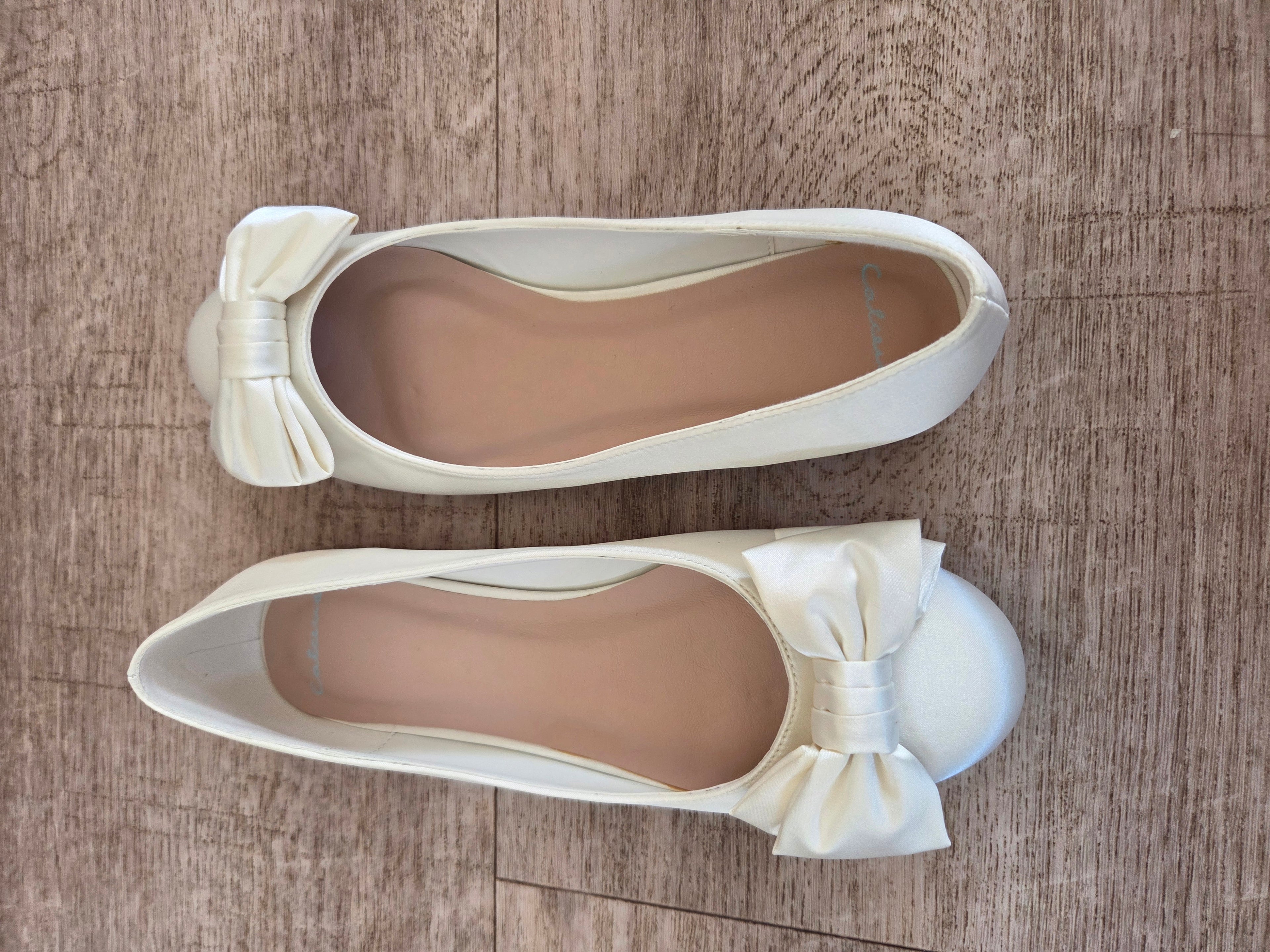 Ballerinaskor i satin med rosett