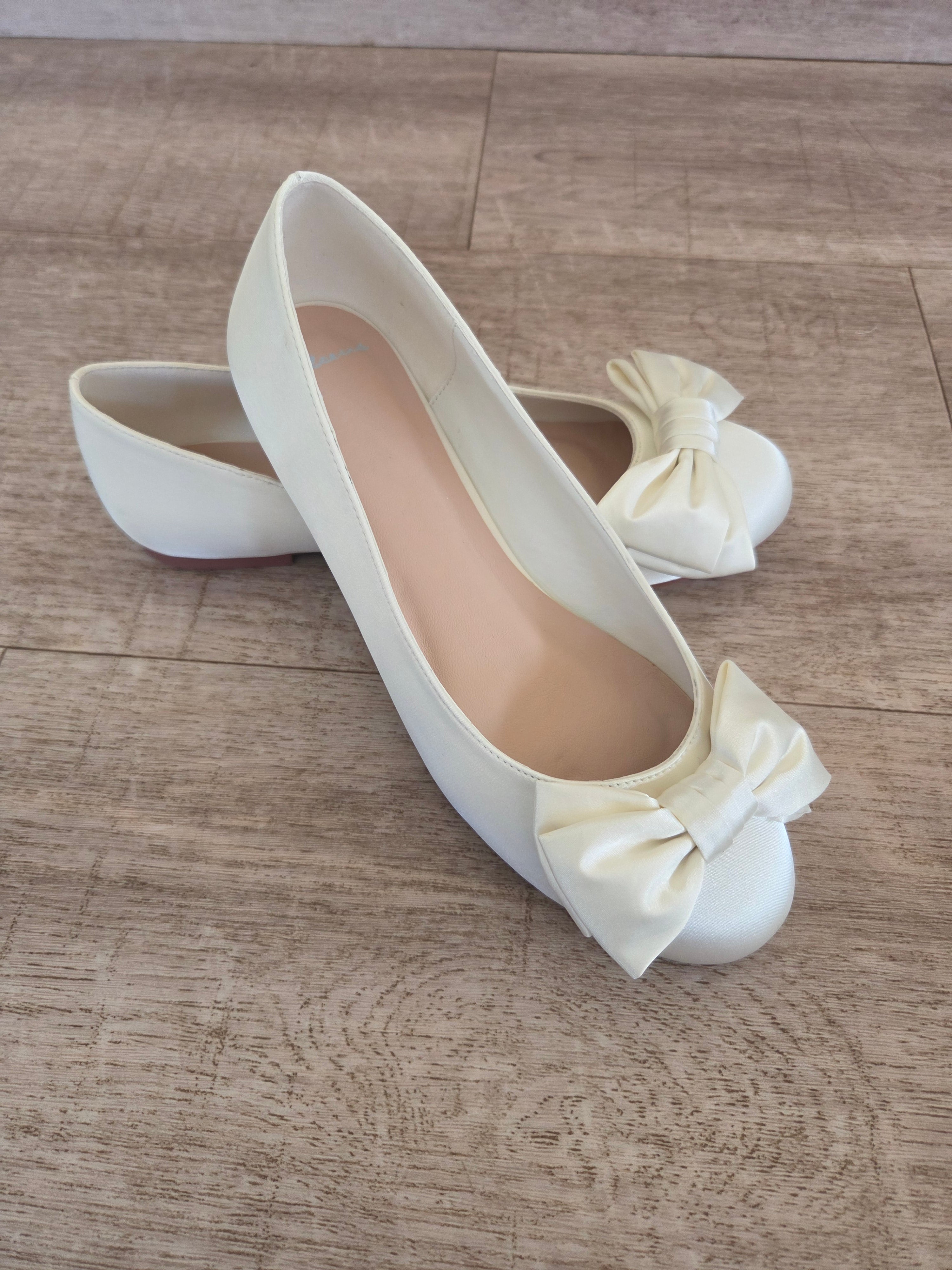 Ballerinaskor i satin med rosett