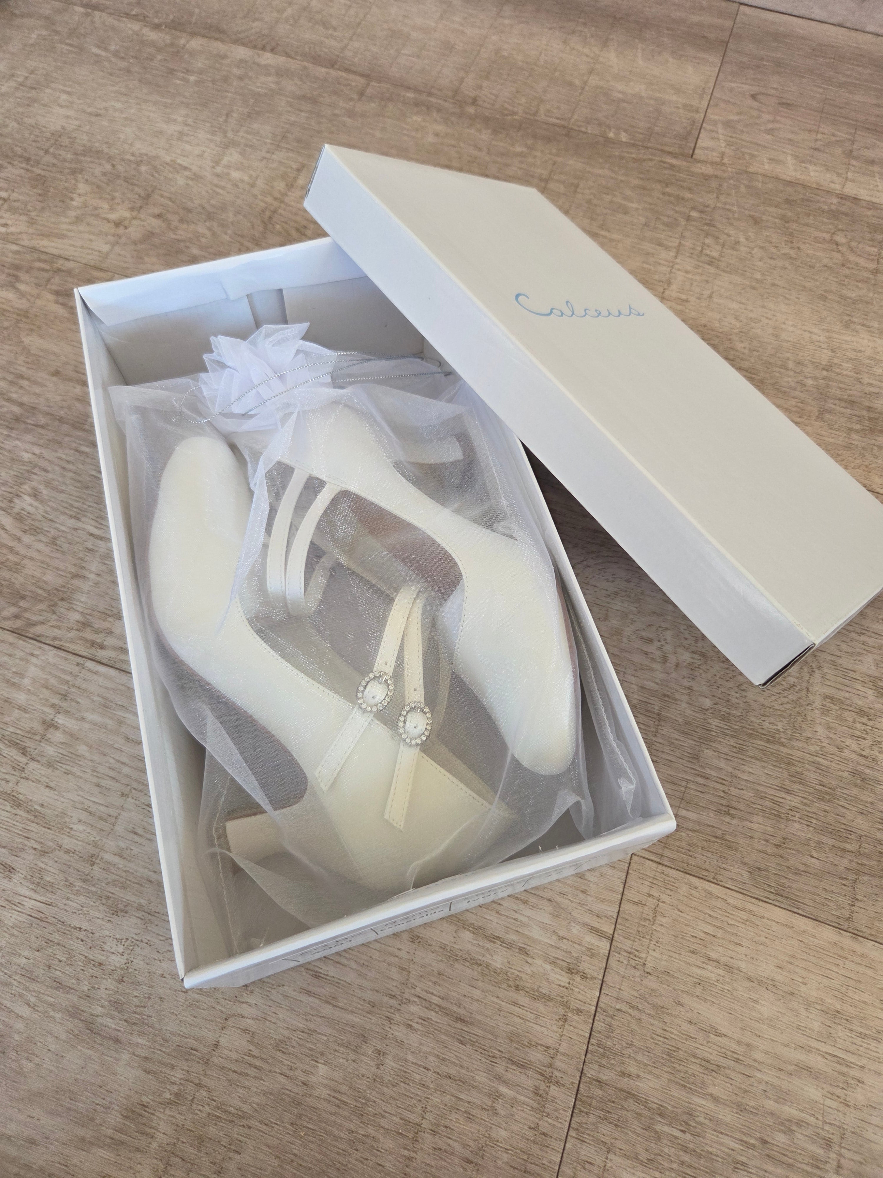 Pumps med 2 remmar och strass-spänne