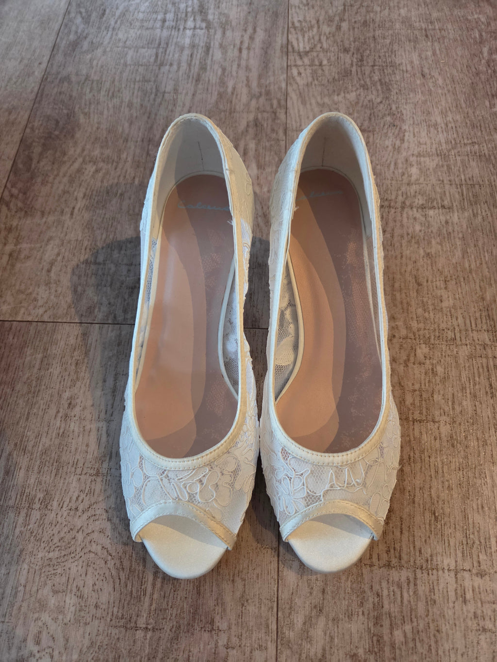 Pumps med öppen tå och spetsbroderier