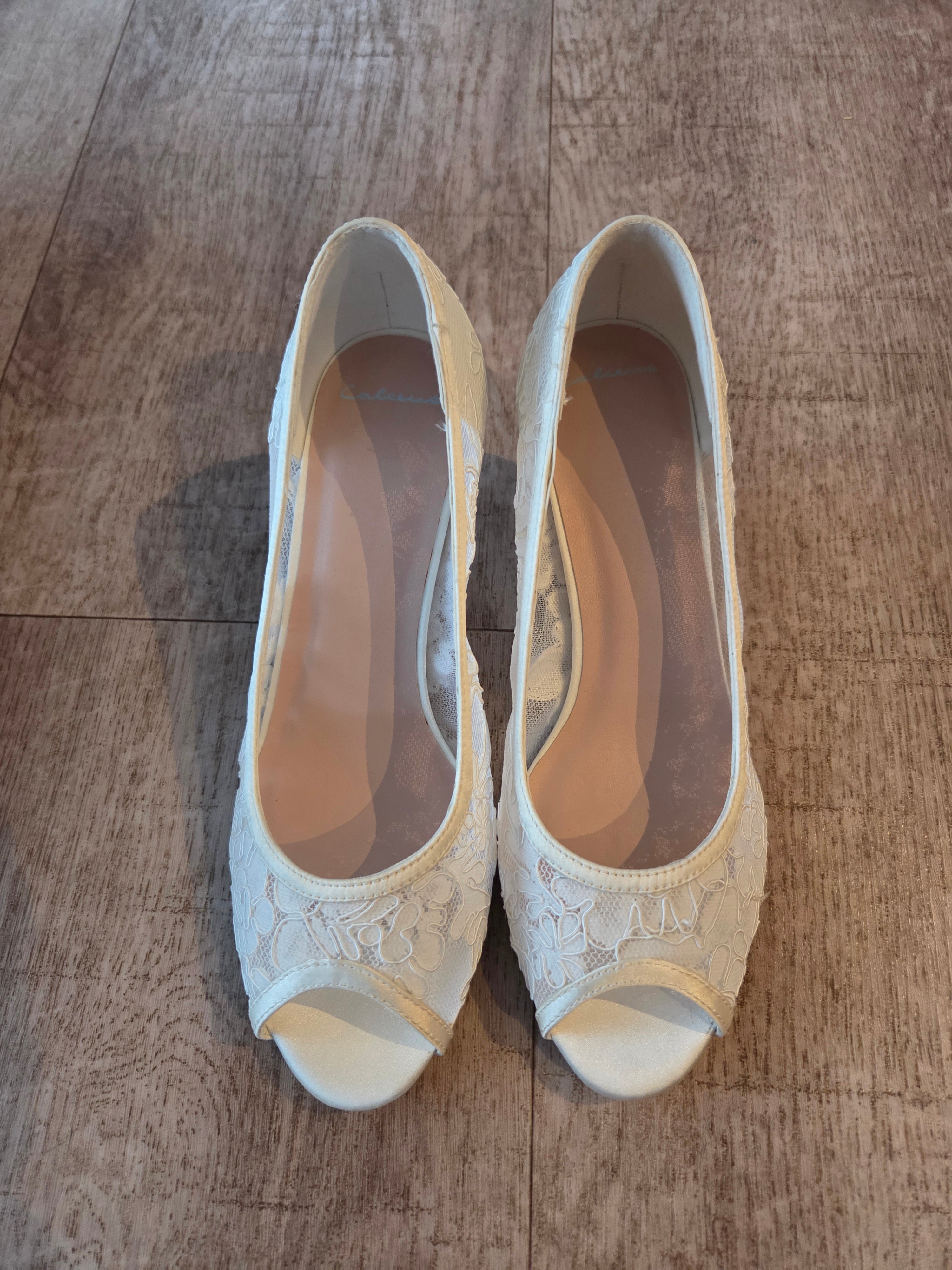 Pumps med öppen tå och spetsbroderier