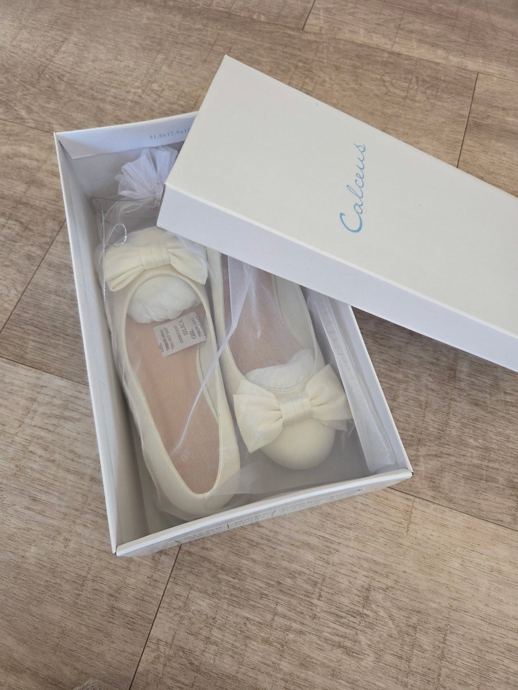 Ballerinaskor i satin med rosett