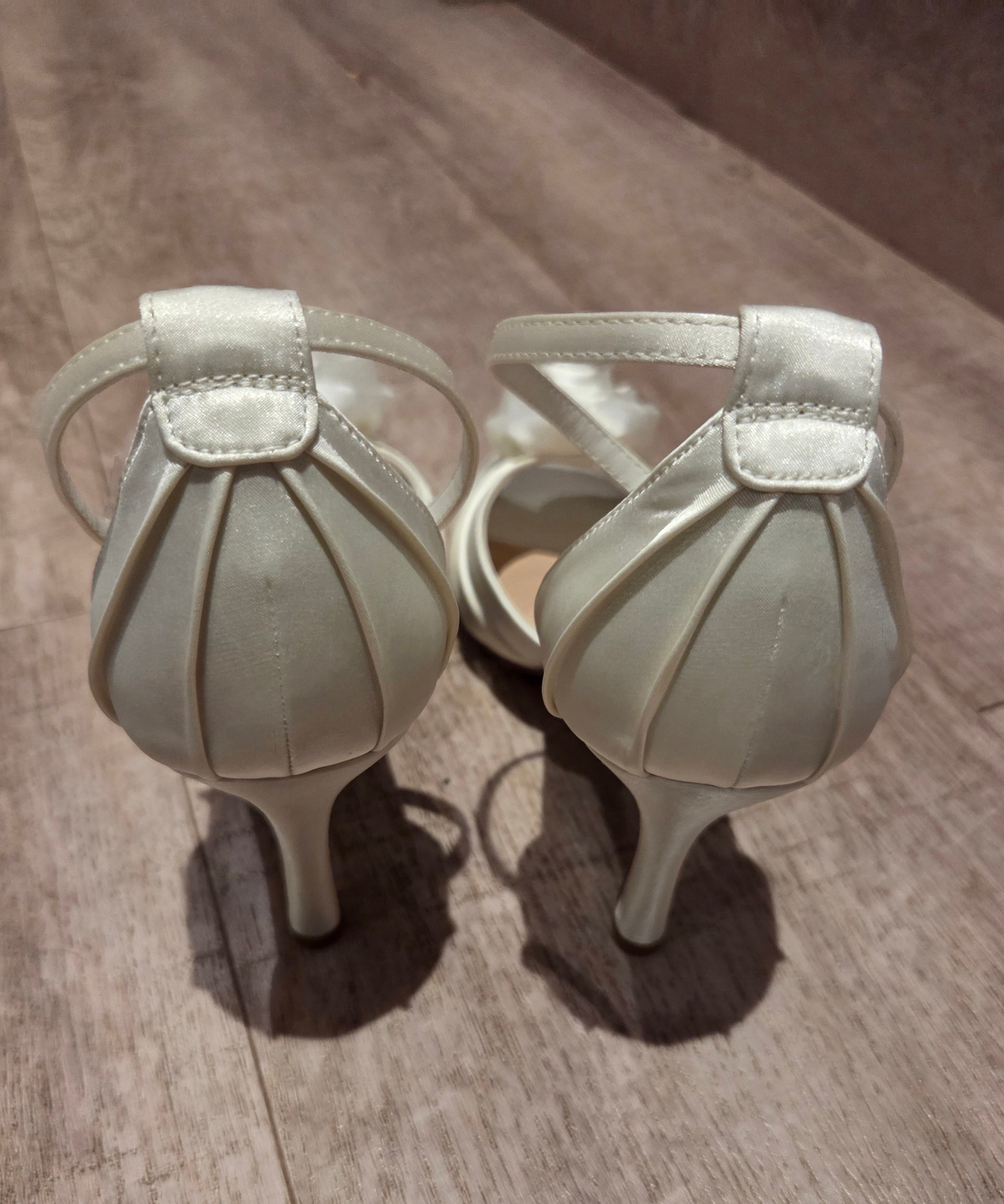 Sandalett i satin med dekorblomma