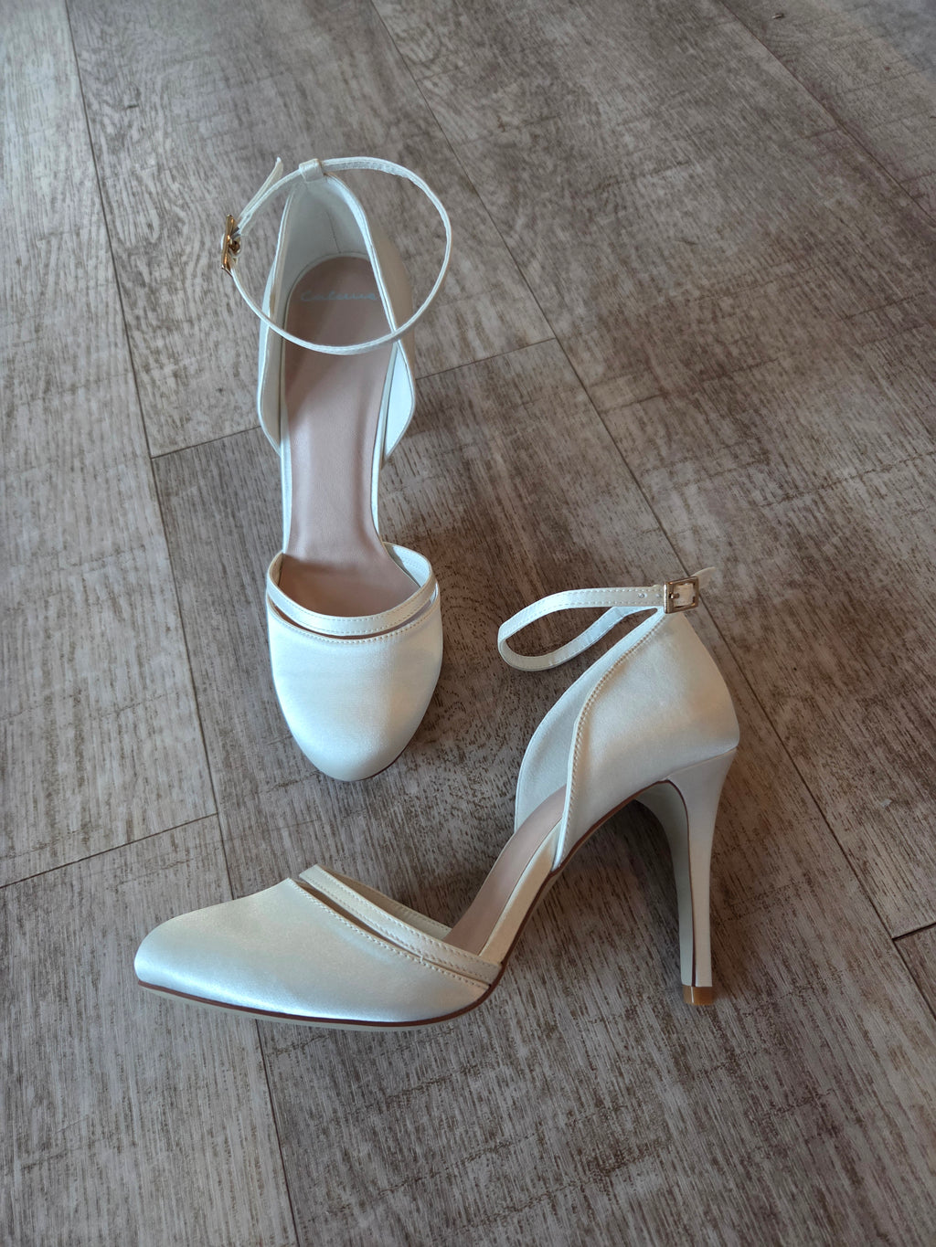 Sandalett med rem detalj och strass spänne