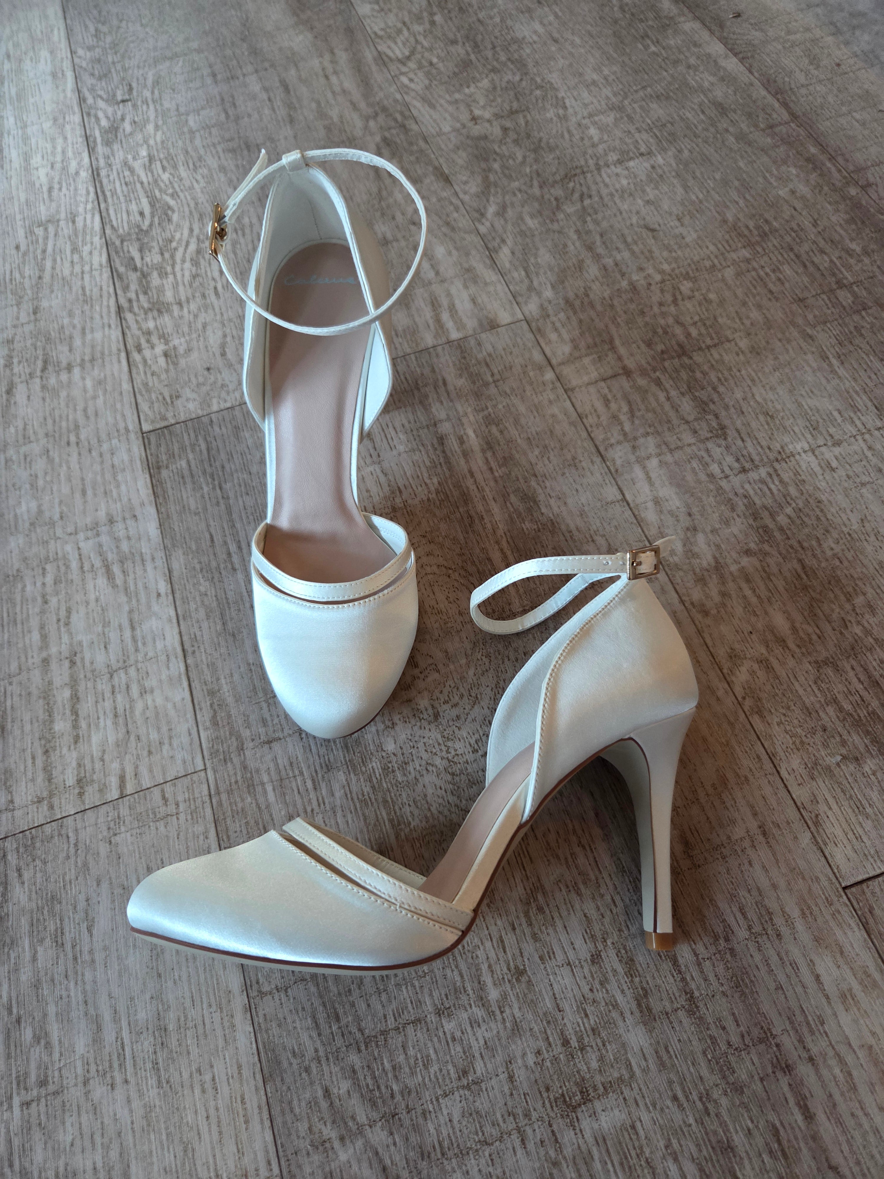 Sandalett med rem detalj och strass spänne