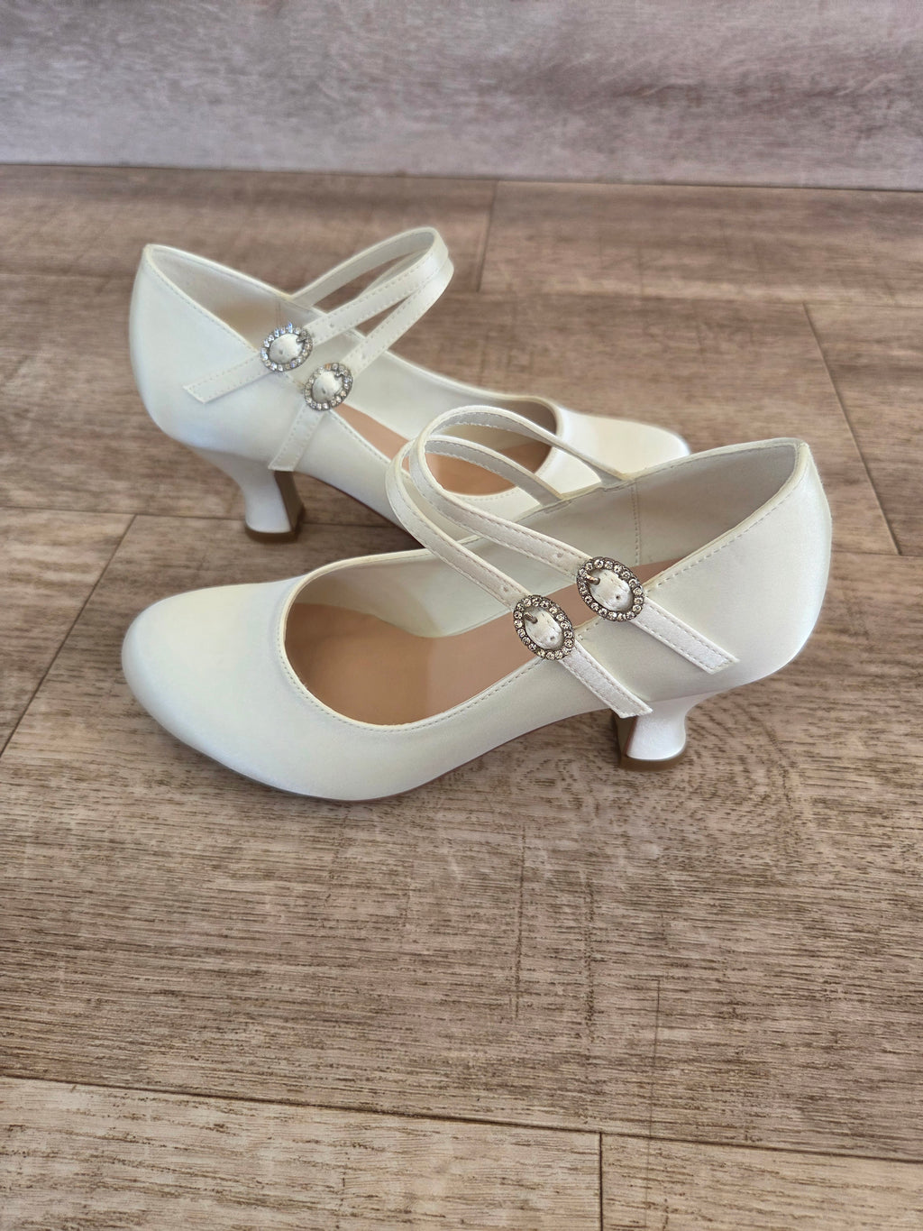 Pumps med 2 remmar och strass-spänne