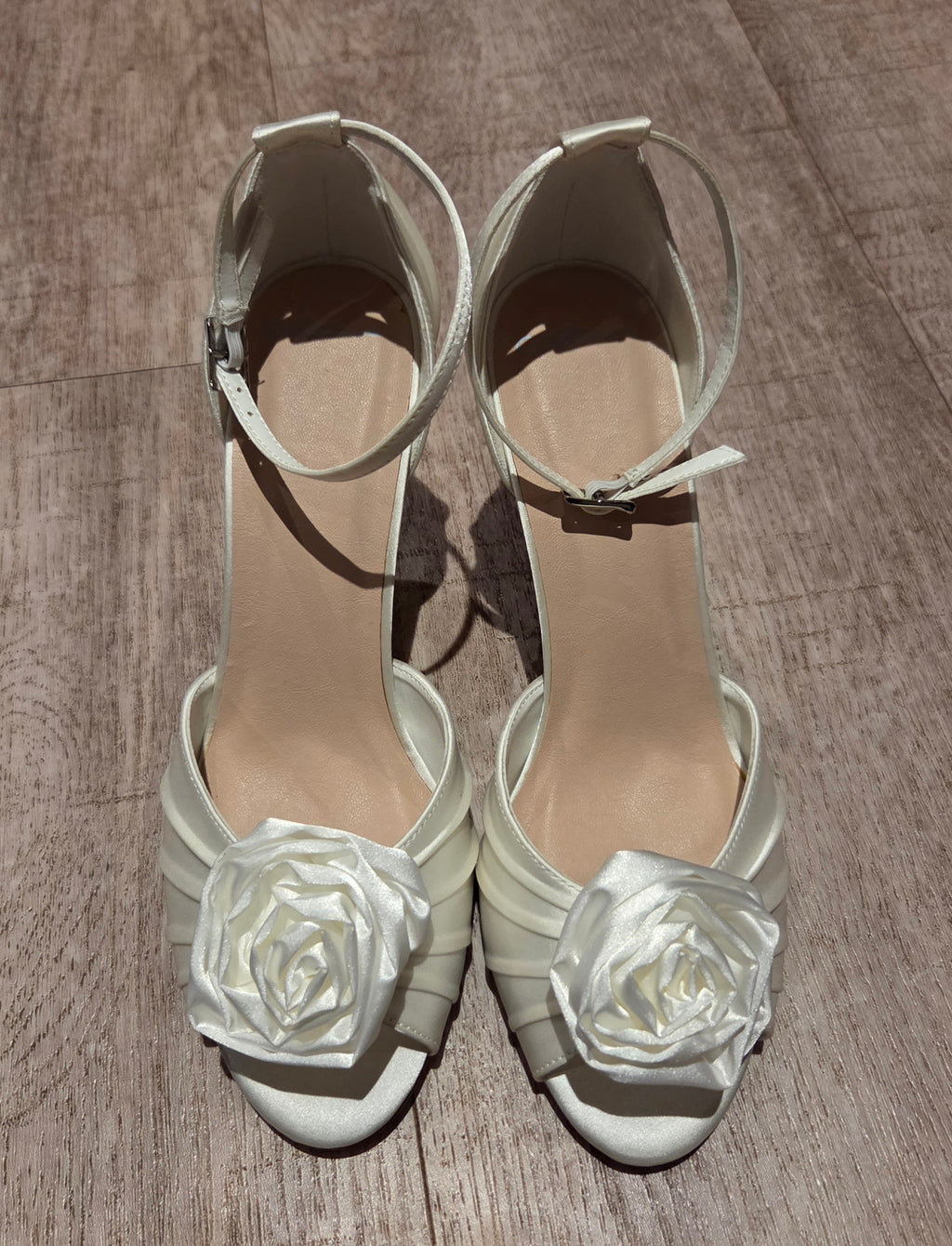 Sandalett i satin med dekorblomma
