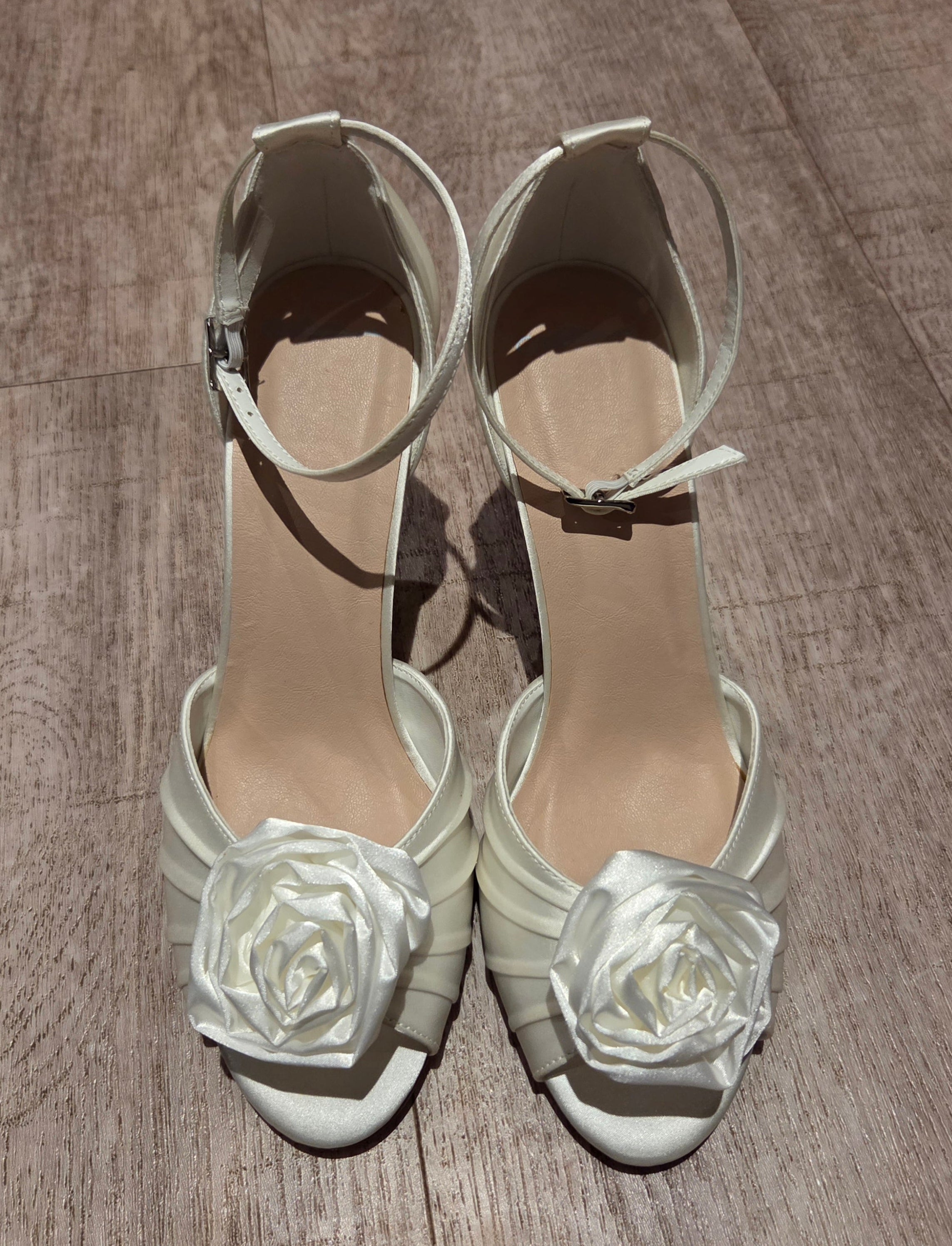 Sandalett i satin med dekorblomma
