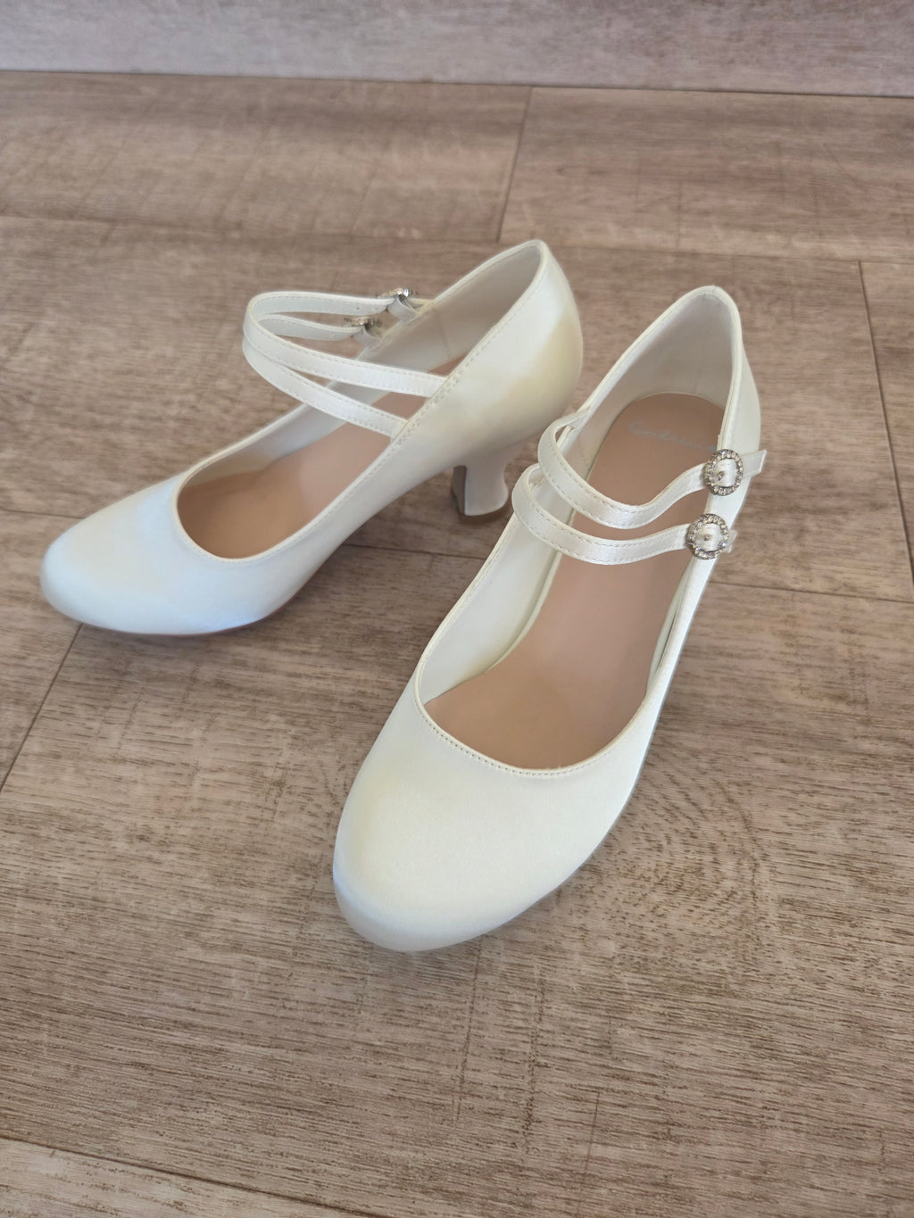 Pumps med 2 remmar och strass-spänne