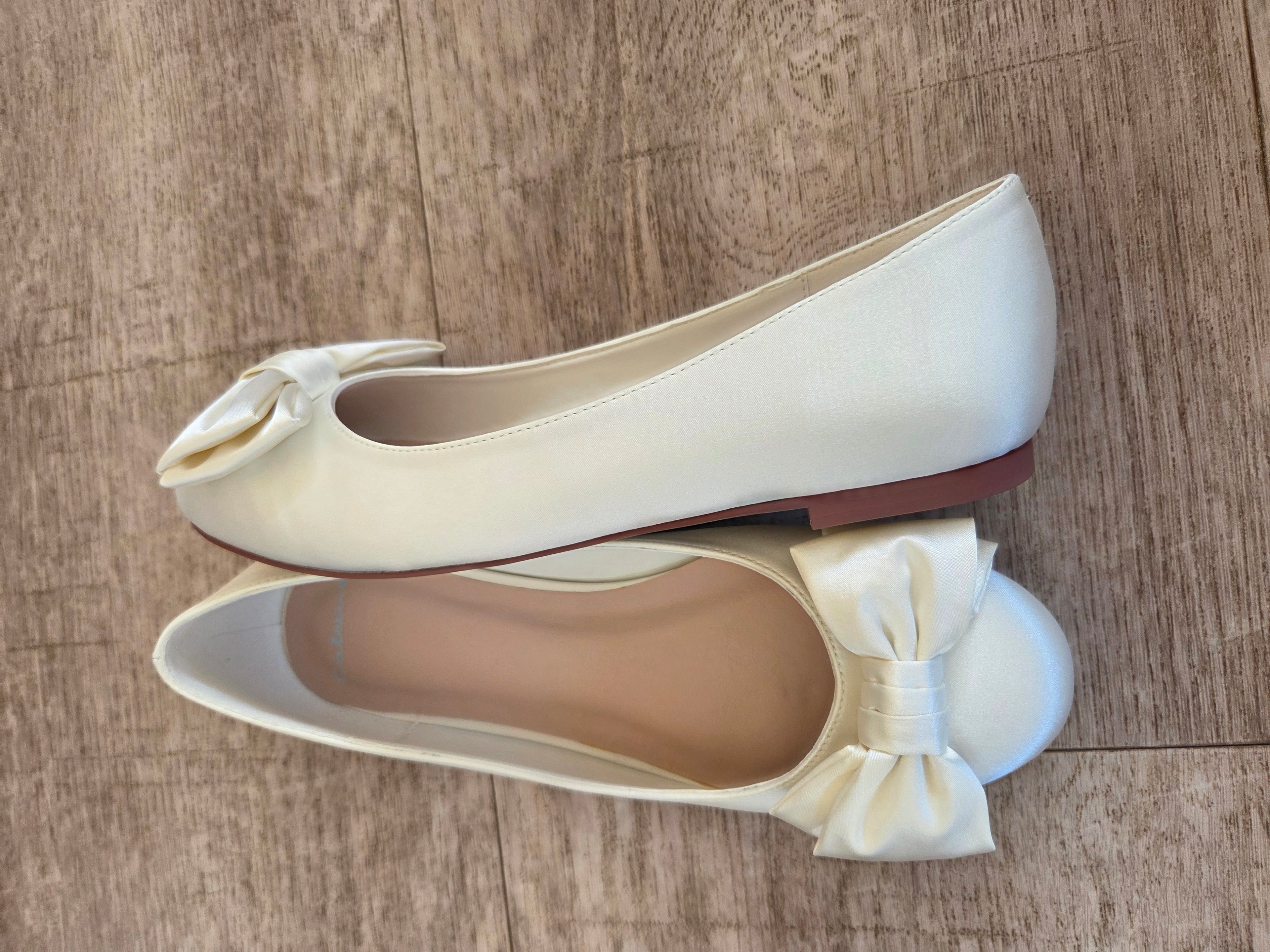 Ballerinaskor i satin med rosett