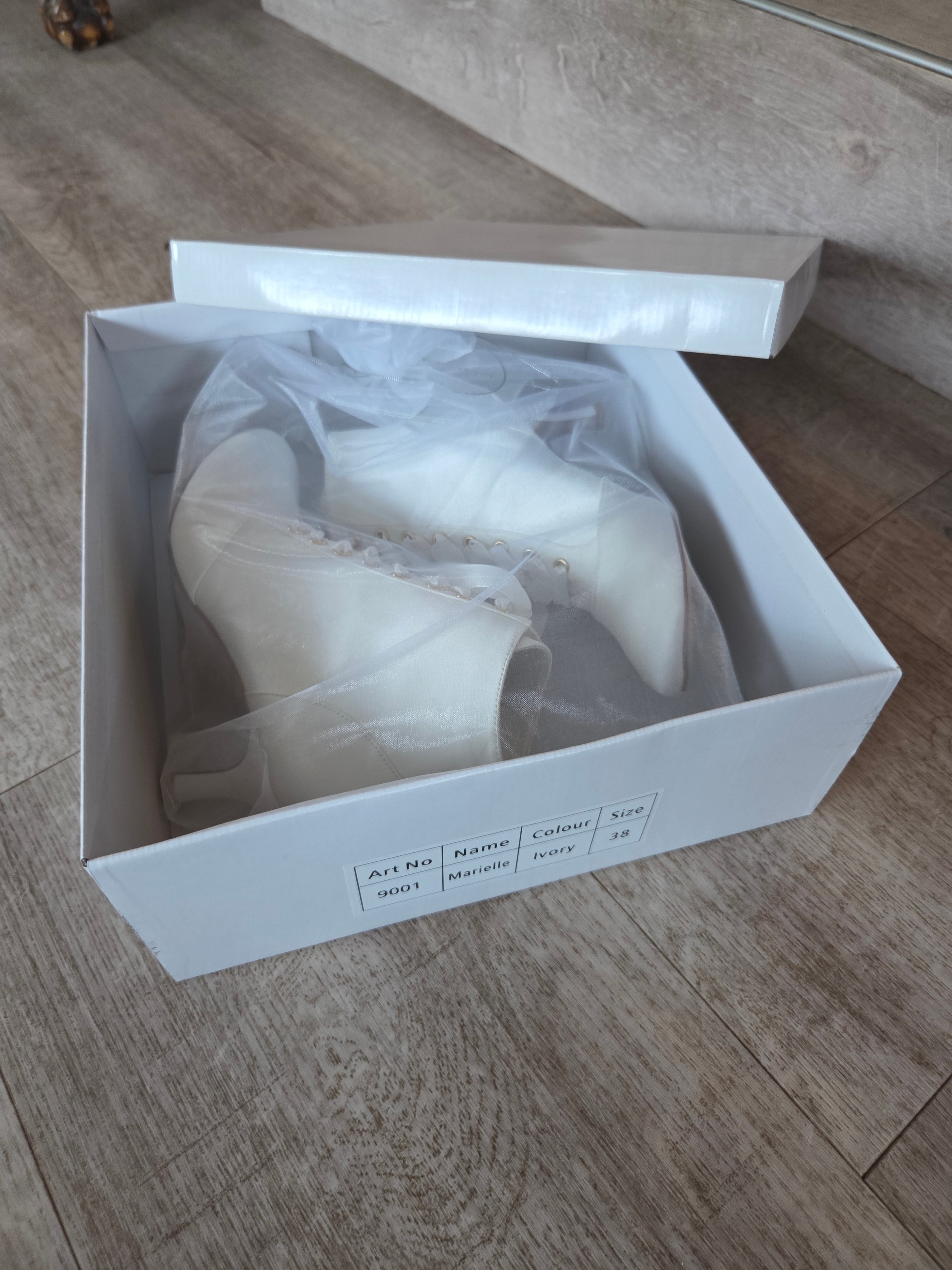 Känga i satin med snörning