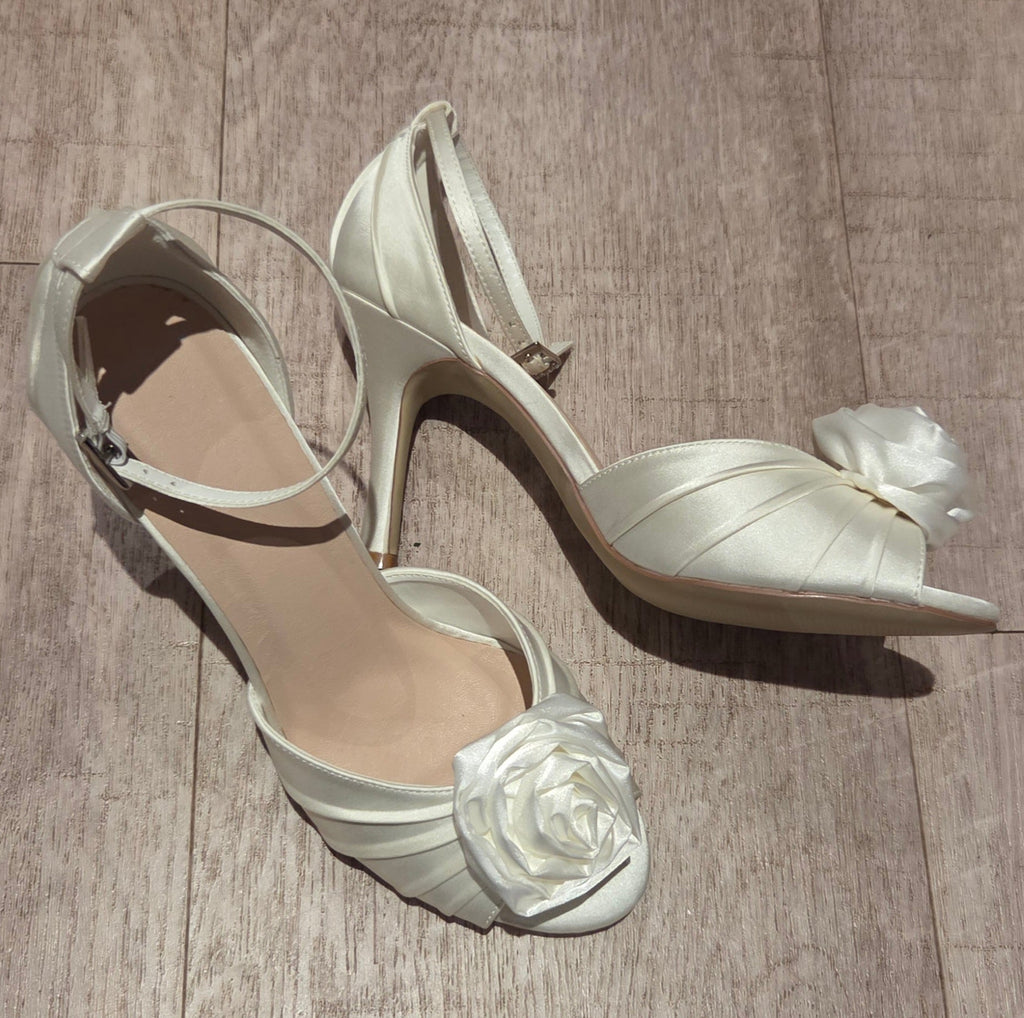 Sandalett i satin med dekorblomma