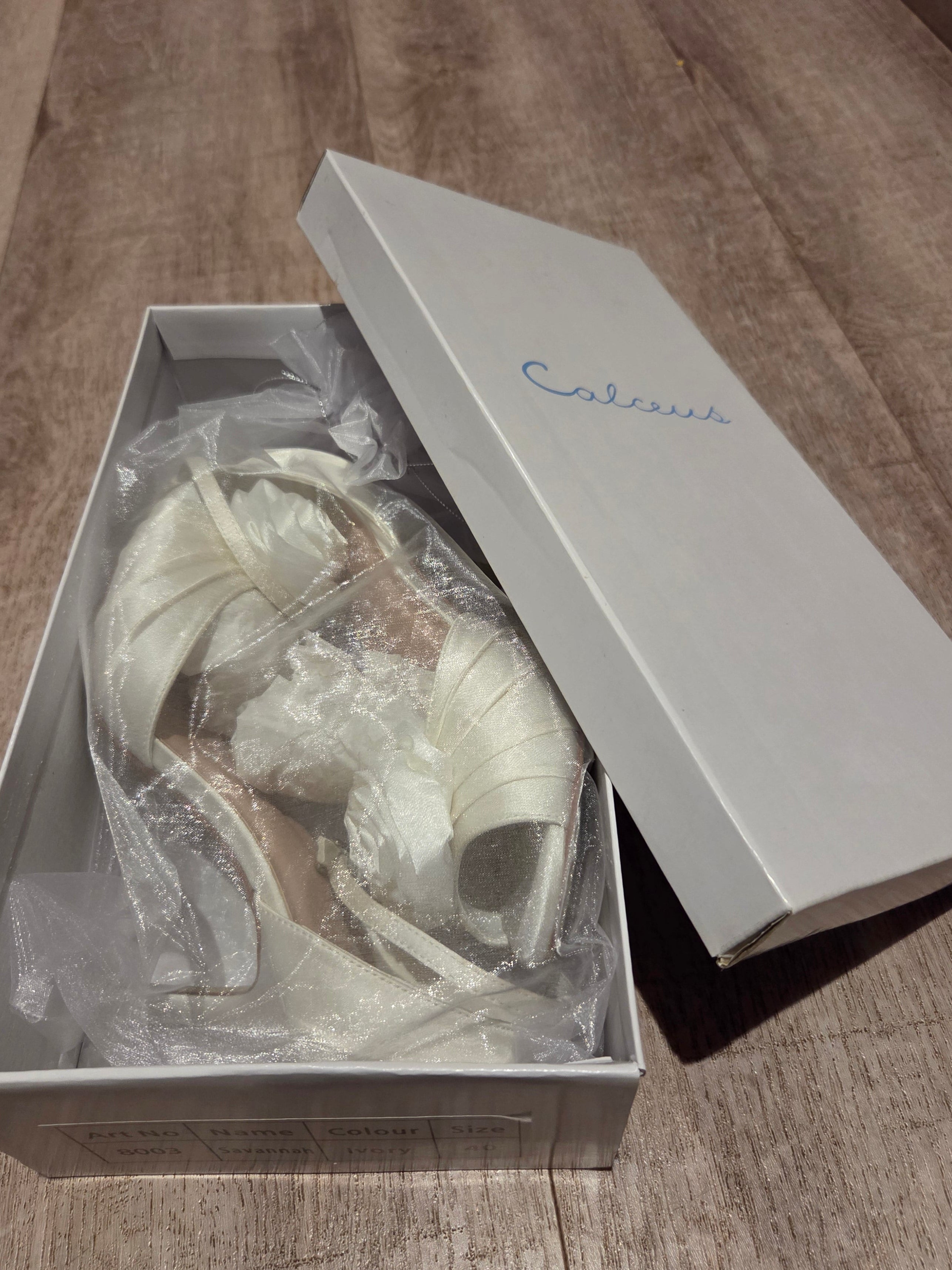 Sandalett i satin med dekorblomma