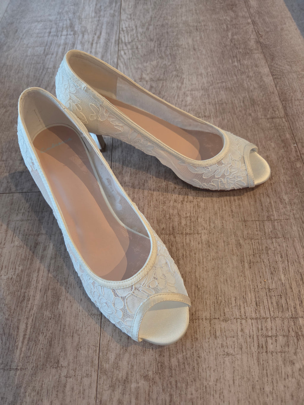 Pumps med öppen tå och spetsbroderier