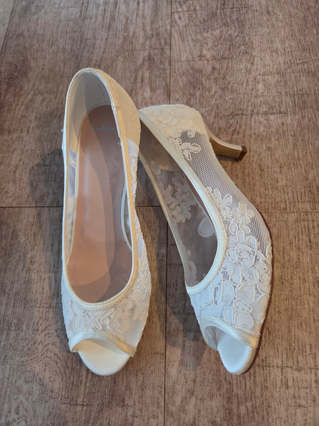 Pumps med öppen tå och spetsbroderier