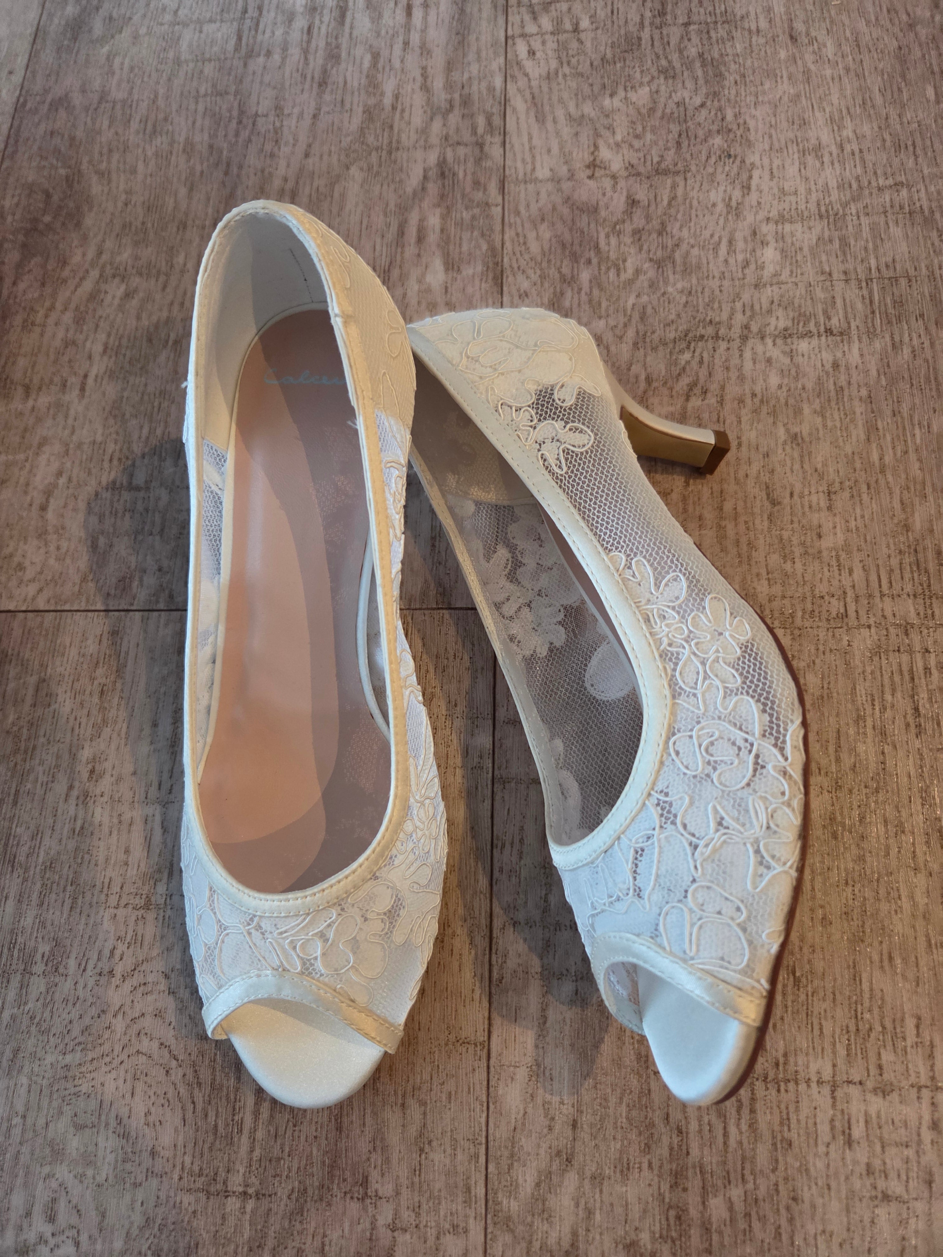 Pumps med öppen tå och spetsbroderier